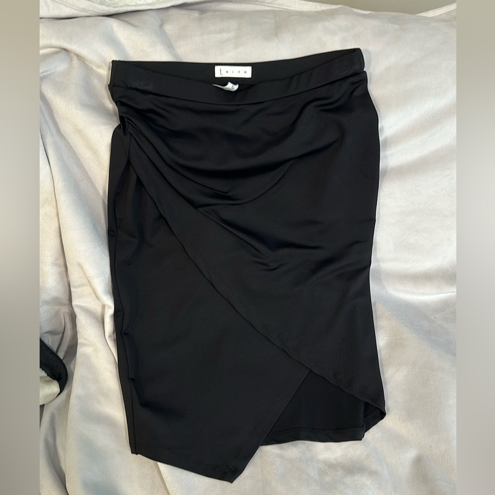 Leith skirt size xs but can fit small